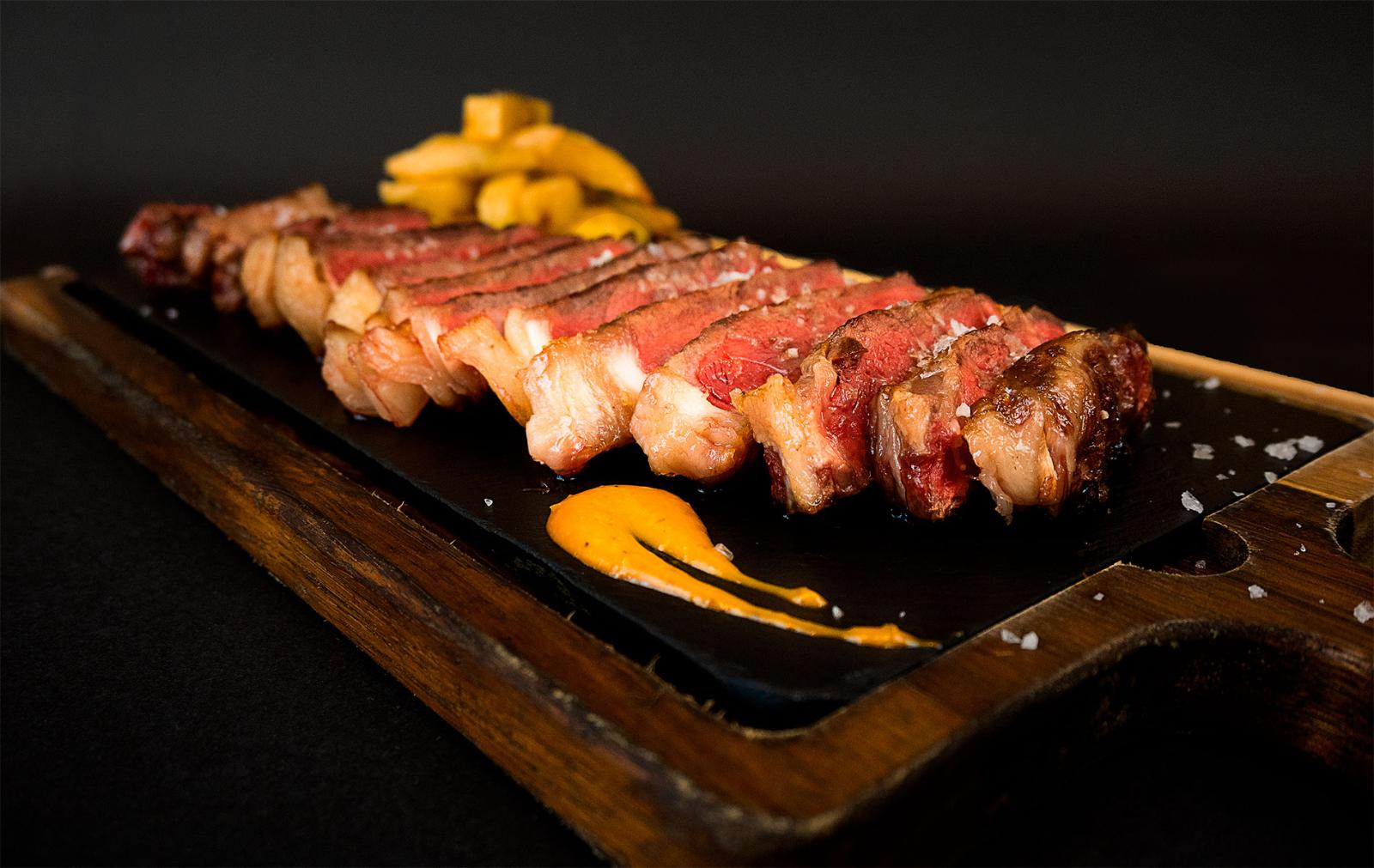 Carne a la brasa fileteada sobre pizarra en La Malvaloca, Sevilla