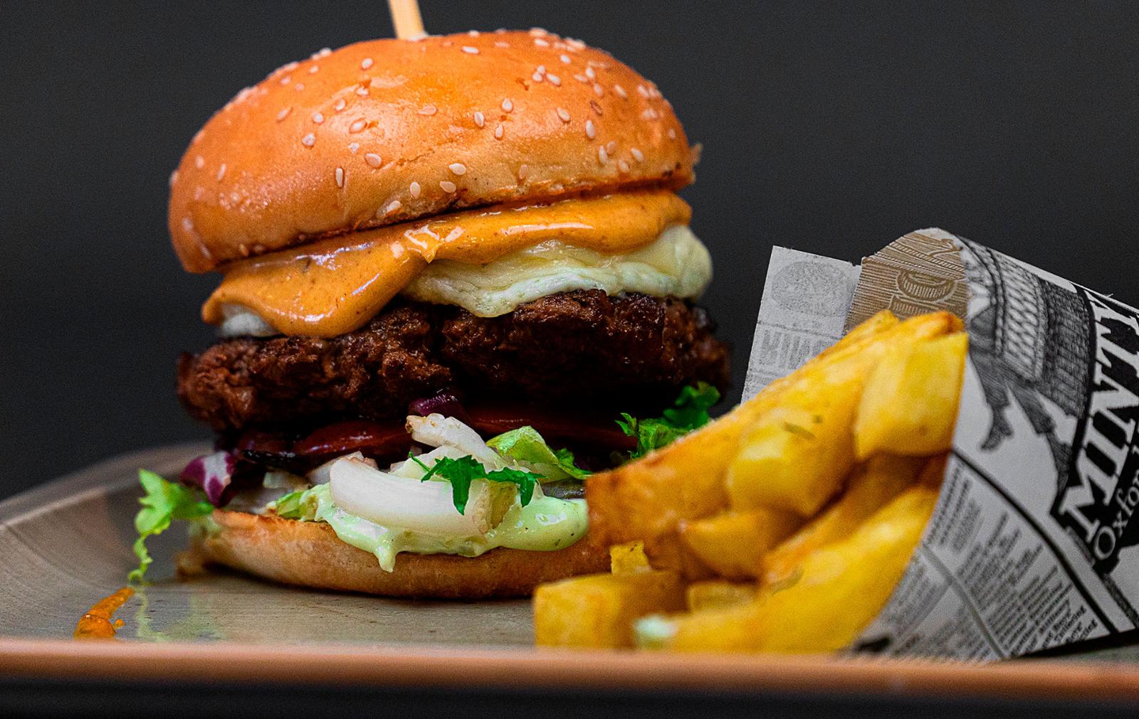 Hamburguesa con patatas fritas en La Malvaloca, Sevilla