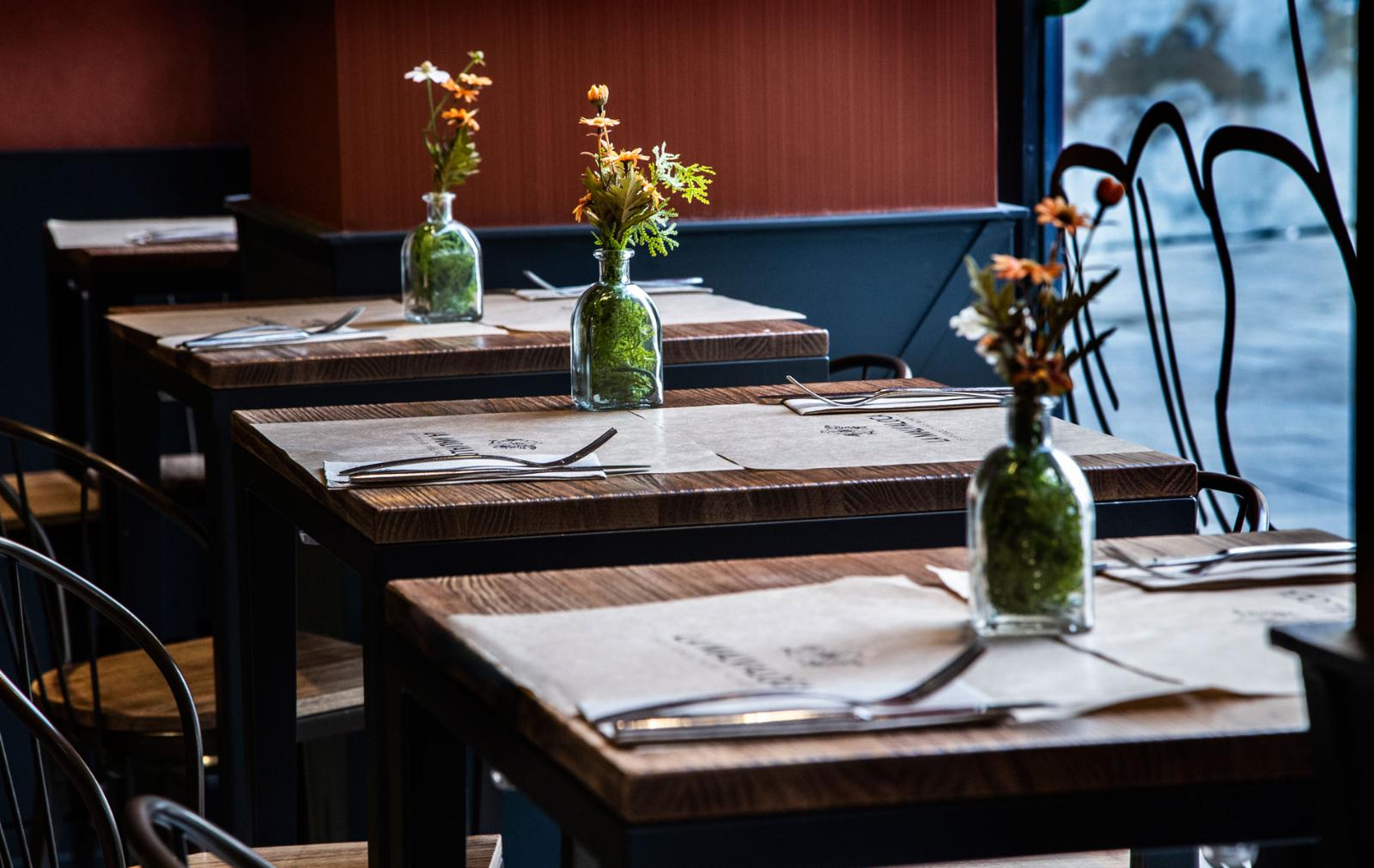 Comedor con mesas y flores en La Malvaloca, Sevilla
