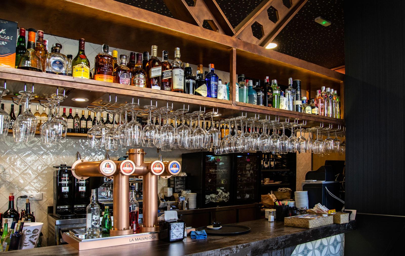 Barra de La Malvaloca con botellas de vino