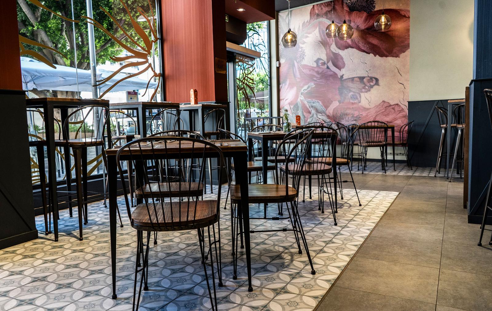 Terraza con mesas en La Malvaloca, Sevilla