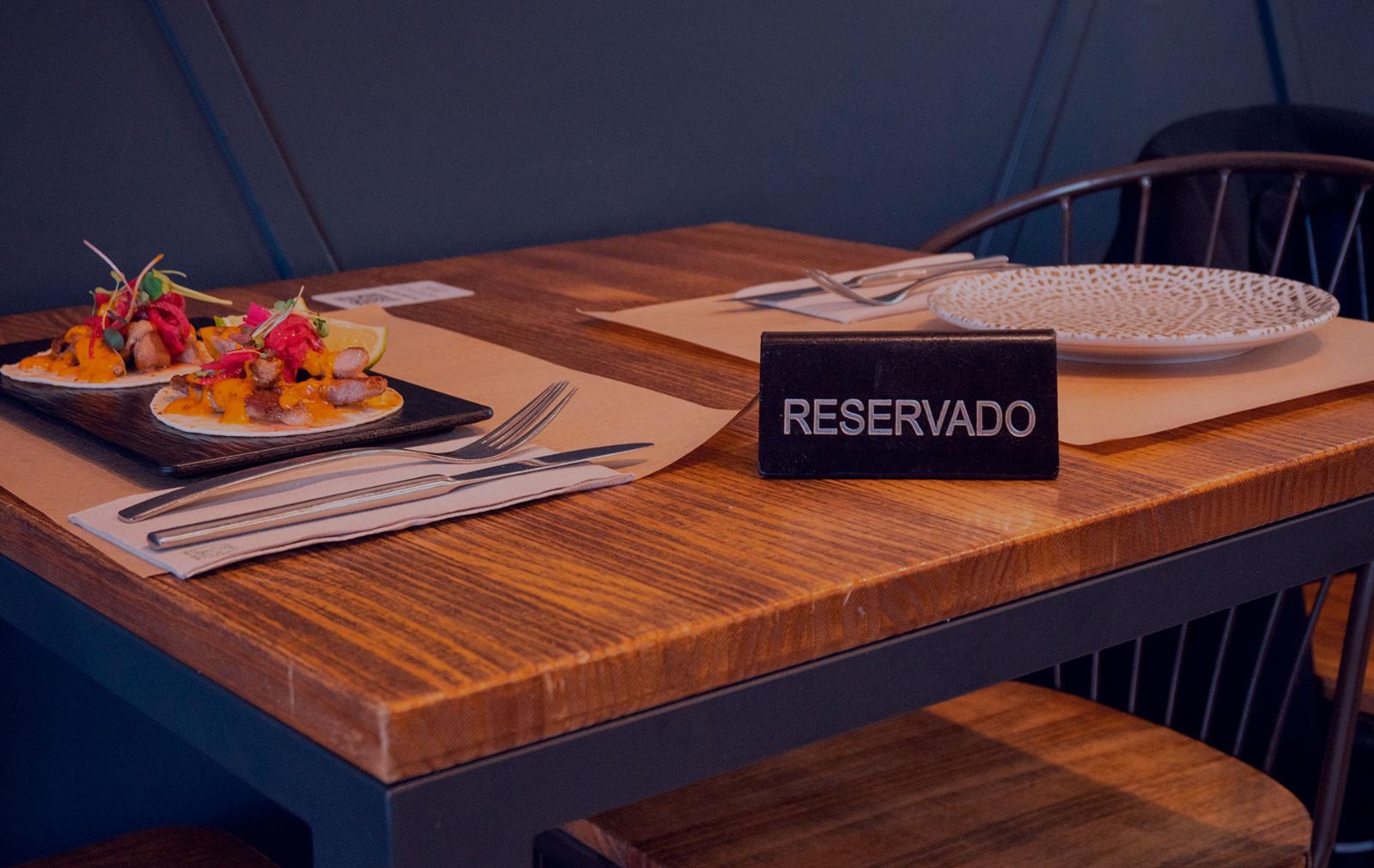 Mesa reservada con plato en La Malvaloca, Sevilla