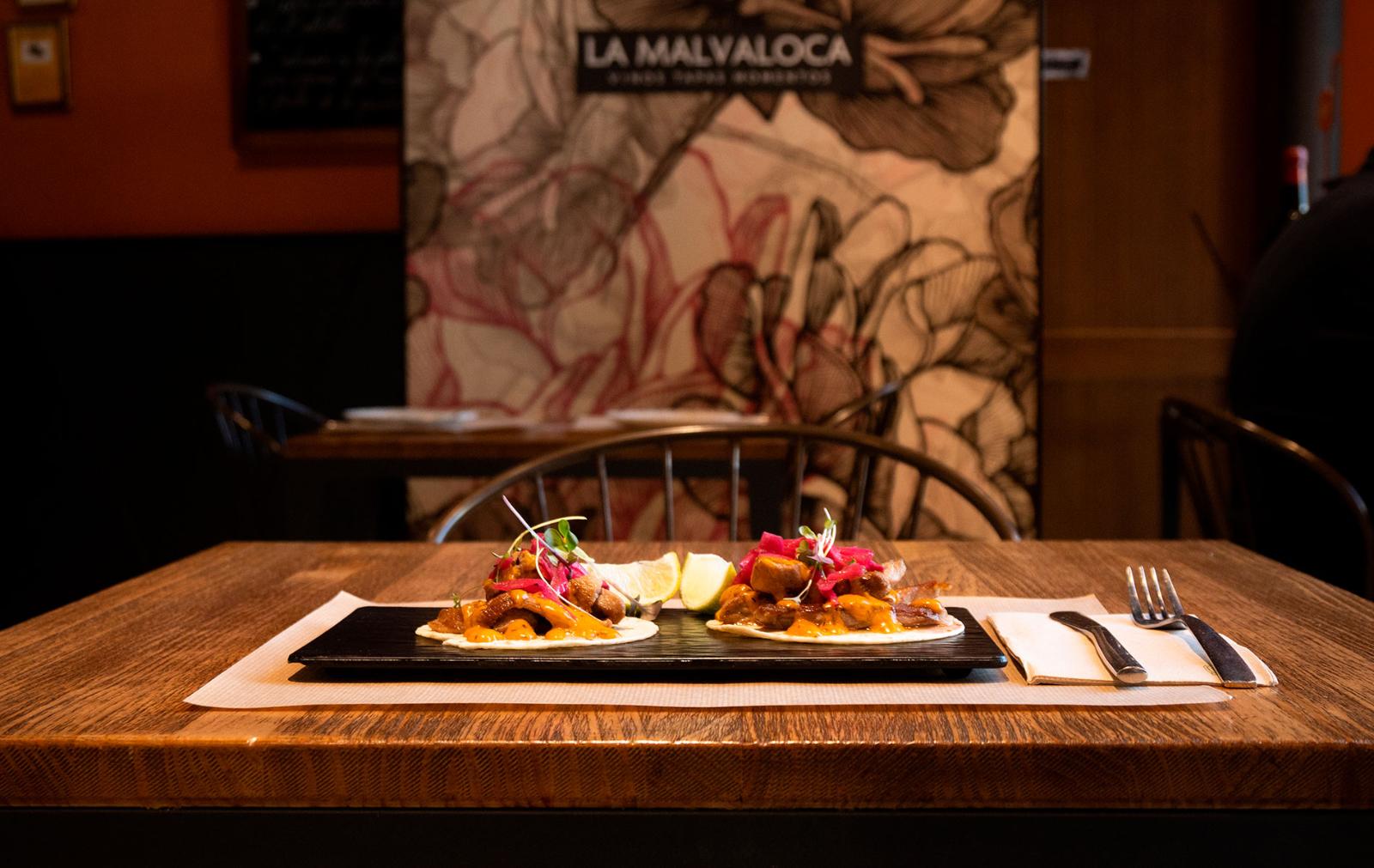 Plato servido en la mesa en La Malvaloca, Sevilla